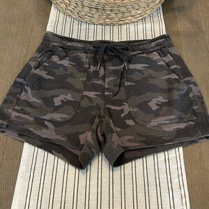 Athleta Camo Farallon shorts 4